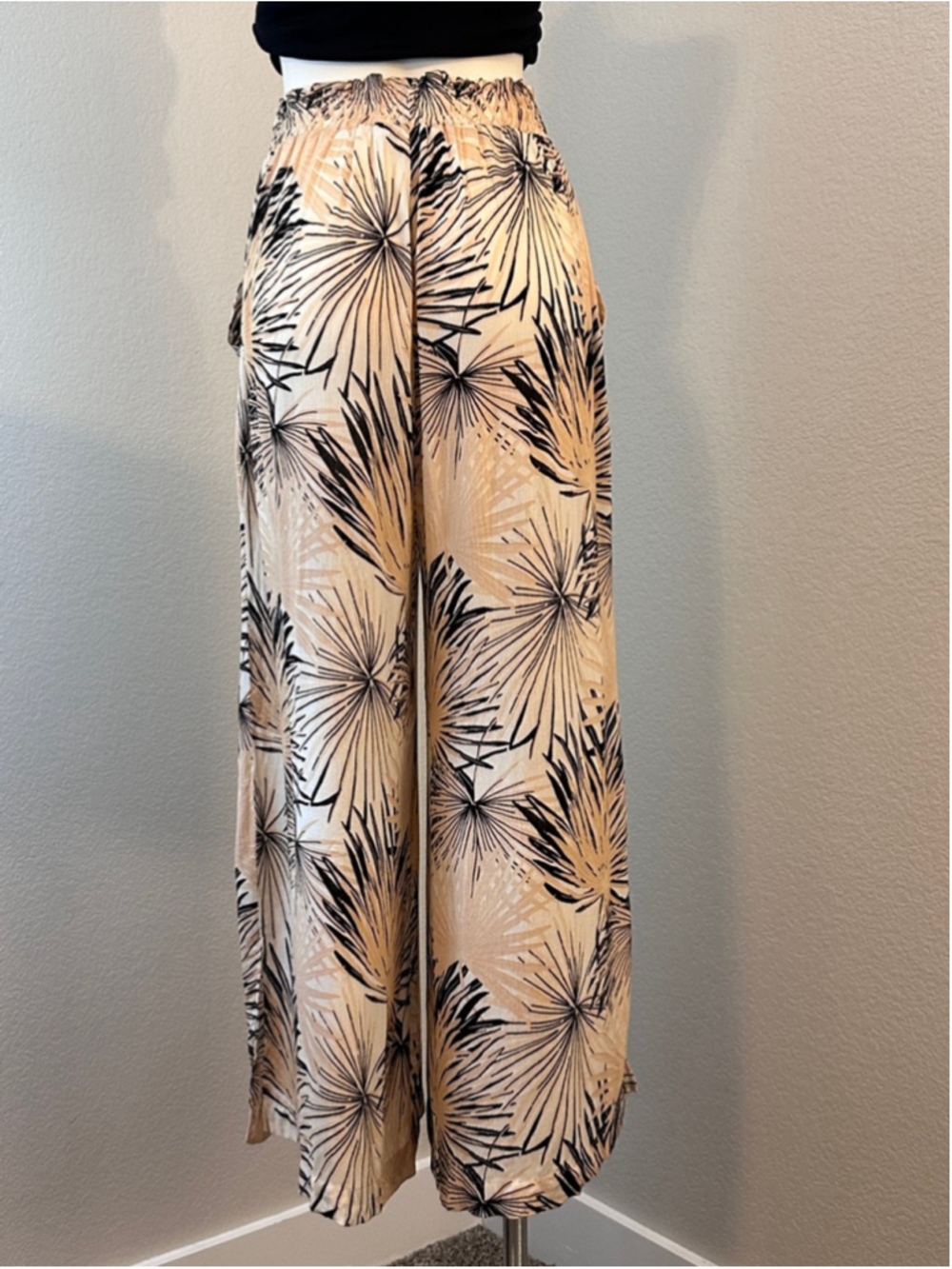 Women's ROSE+OLIVE Pinkish-Beige, White & Black Palm Print Wide Leg Pants M